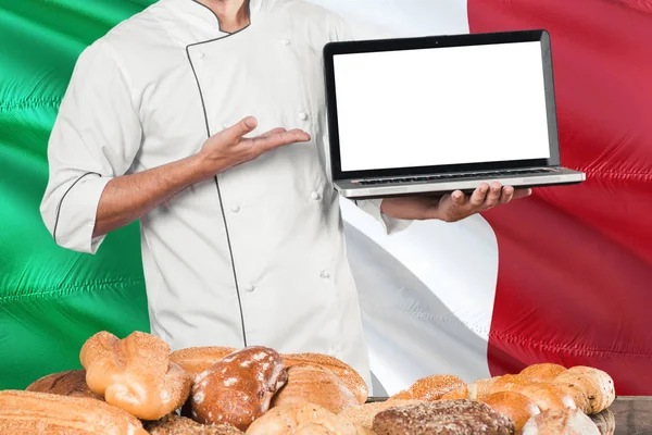 Baker Italiano Segurando Laptop Bandeira Itália Fundo Pães Chef Usando — Fotografia de Stock