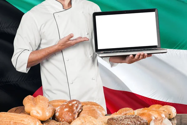 Koeweitse Baker Met Laptop Koeweit Vlag Broden Achtergrond Chef Kok — Stockfoto