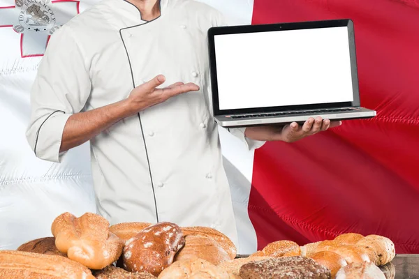 Maltese Baker Met Laptop Malta Vlag Broden Achtergrond Chef Kok — Stockfoto