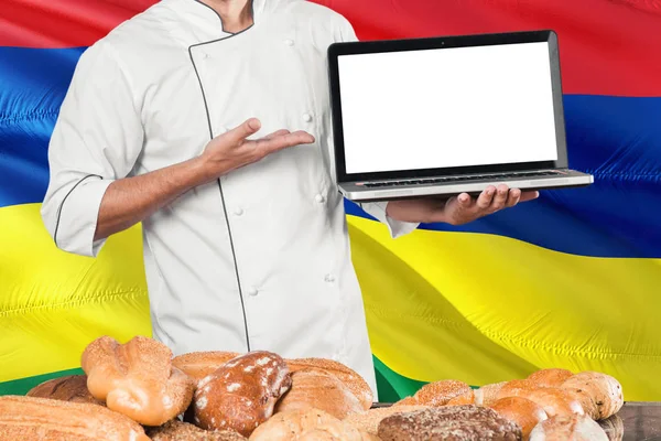 Mauritius Baker Met Laptop Mauritius Vlag Broden Achtergrond Chef Kok — Stockfoto