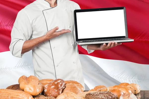 Monegaskisch Baker Met Laptop Monaco Vlag Broden Achtergrond Chef Kok — Stockfoto