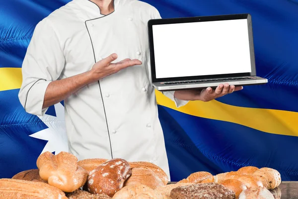 Nauruan Baker Met Laptop Nauru Vlag Broden Achtergrond Chef Kok — Stockfoto