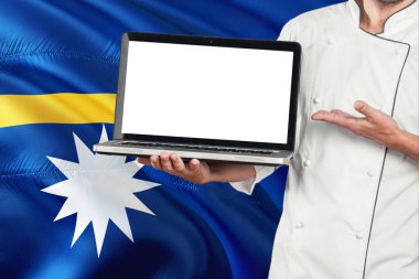Nauru laptop boş ekran ile Nauru bayrak arka planda tutan Şef. Giyen üniforma ve işaretleme laptop kopya alanı için cook.