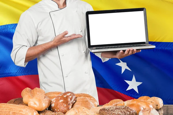 Panadero Venezolano Sosteniendo Portátil Venezuela Bandera Panes Fondo Chef Vistiendo — Foto de Stock