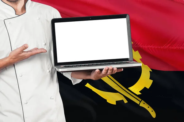 Angolan Chef Possesso Laptop Con Schermo Vuoto Sfondo Bandiera Angola — Foto Stock
