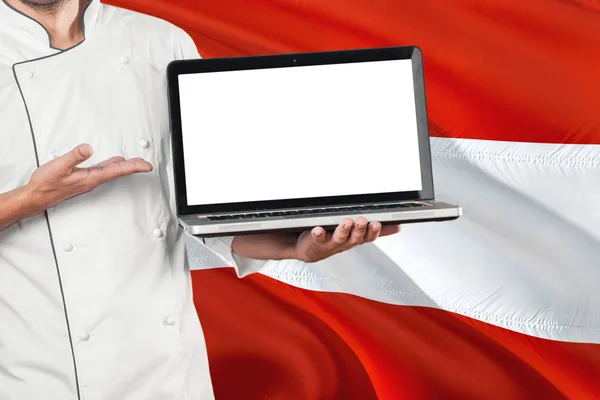Österrikiska Kocken Hålla Laptop Med Blank Skärm Österrike Flagga Bakgrund — Stockfoto