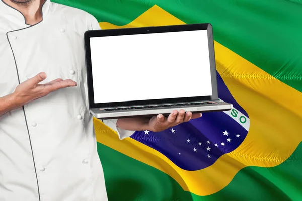 Chef Brasileiro Segurando Laptop Com Tela Branco Fundo Bandeira Brasil — Fotografia de Stock