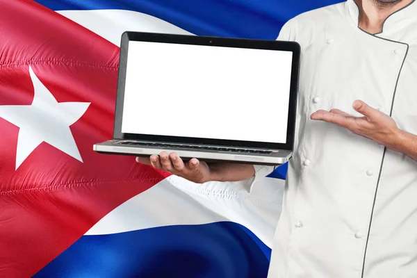 Chef Cubano Sosteniendo Laptop Con Pantalla Blanco Sobre Fondo Bandera —  Fotos de Stock