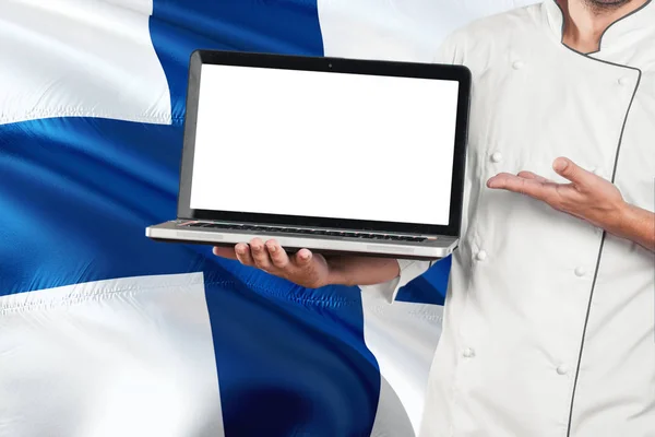 Chef Finlandés Sosteniendo Portátil Con Pantalla Blanco Fondo Bandera Finlandia — Foto de Stock