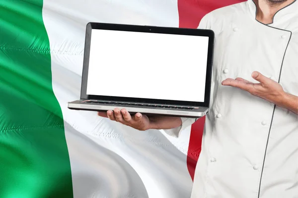 Chef Italiano Sosteniendo Portátil Con Pantalla Blanco Fondo Bandera Italia — Foto de Stock