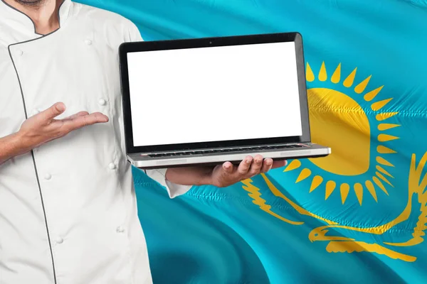 Chef Kazajo Sosteniendo Portátil Con Pantalla Blanco Fondo Bandera Kazajstán — Foto de Stock