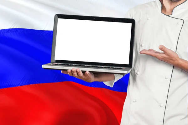 Chef Ruso Sosteniendo Portátil Con Pantalla Blanco Fondo Bandera Rusia — Foto de Stock