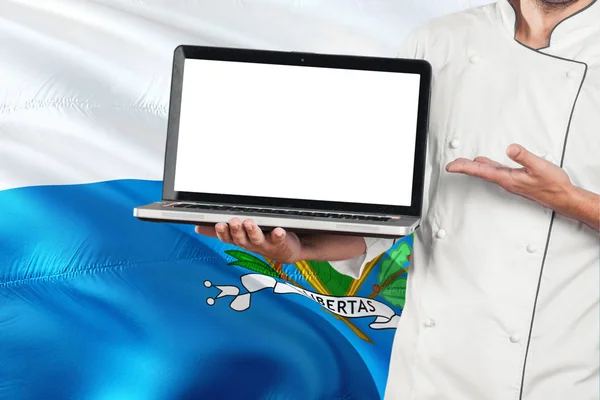 Szakács Gazdaság Laptop Val Üres Képernyő San Marinó Zászló Háttér — Stock Fotó