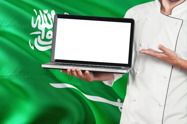 Chef Saudit Deține Laptop Ecran Gol Fundalul Steagului Arabiei Saudite — Fotografie, imagine de stoc