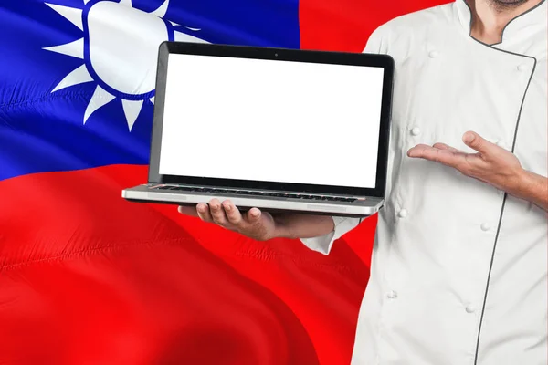 Chef Taiwanés Sosteniendo Portátil Con Pantalla Blanco Fondo Bandera Taiwán — Foto de Stock