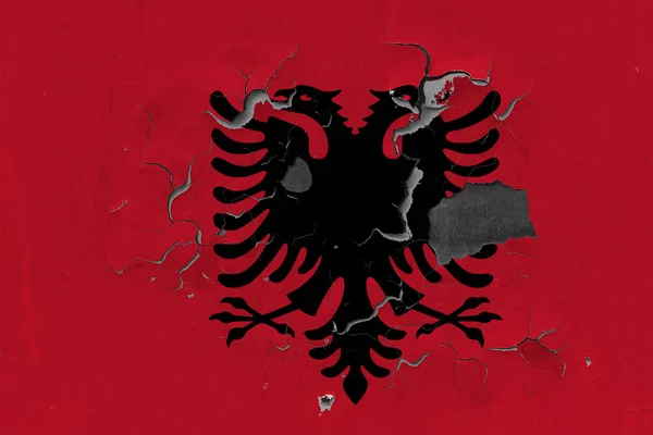 Chiudi Bandiera Albanese Grungy Danneggiata Intemperie Sul Muro Staccando Vernice — Foto Stock