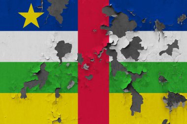Duvar boya yüzeyi içinde görmek için kapalı soyulması grungy, hasarlı ve yıpranmış Orta Afrika Cumhuriyeti bayrağını Kapat.