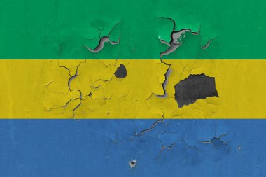 Duvar boya yüzeyi içinde görmek için kapalı soyulması grungy, hasarlı ve yıpranmış Gabon bayrağını Kapat.