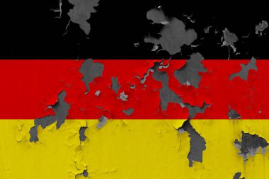 Duvar boya yüzeyi içinde görmek için kapalı soyulması grungy, hasarlı ve yıpranmış Almanya bayrağını Kapat.