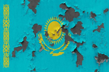 Duvar boya yüzeyi içinde görmek için kapalı soyulması grungy, hasarlı ve yıpranmış Kazakistan bayrağını Kapat.