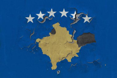 Duvar boya yüzeyi içinde görmek için kapalı soyulması grungy, hasarlı ve yıpranmış Kosova bayrağını Kapat.