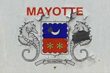 Duvar boya yüzeyi içinde görmek için kapalı soyulması grungy, hasarlı ve yıpranmış Mayotte bayrağını Kapat.