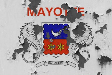 Duvar boya yüzeyi içinde görmek için kapalı soyulması grungy, hasarlı ve yıpranmış Mayotte bayrağını Kapat.