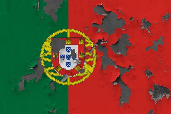 Gros Plan Drapeau Portugal Grincheux Endommagé Abîmé Sur Mur Pelant — Photo