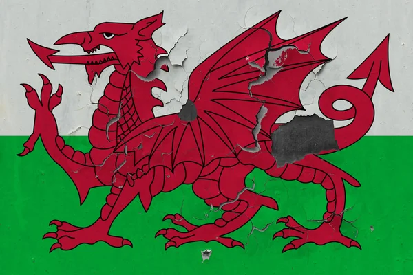 Закрыть Огромный Поврежденный Выветрившийся Флаг Уэльса Стене Снимая Краску Увидеть — стоковое фото