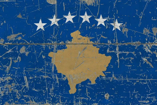 Grunge Kosova bayrağı eski ahşap yüzey kaşıdı. Ulusal antika arka plan.