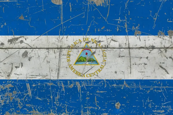 在旧的划痕木表面上飘扬尼加拉瓜国旗 全国复古背景 — 图库照片