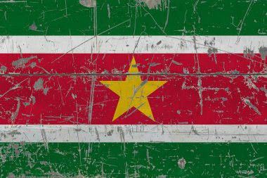 Grunge Surinam bayrağı eski ahşap yüzey kaşıdı. Ulusal antika arka plan.