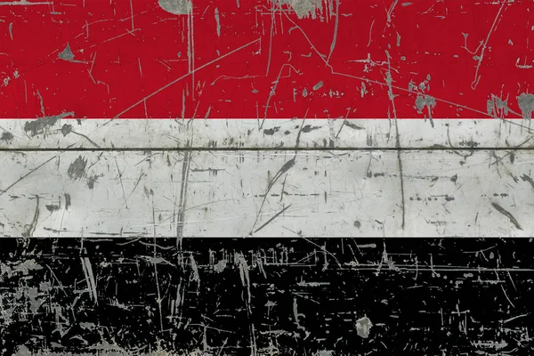 在旧的划痕木质表面上飘扬着也门国旗 全国复古背景 — 图库照片