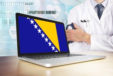 Bosna Hersek teknik Tema sağlık sisteminde. Bosna bayrağı bilgisayar ekranında. Hastanede stetoskop ile ayakta doktor. Cryptocurrency ve Blockchain kavramı.