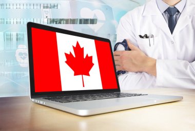 Kanada sağlık sistemi teknoloji tema. Kanada bayrağı bilgisayar ekranında. Hastanede stetoskop ile ayakta doktor. Cryptocurrency ve Blockchain kavramı.