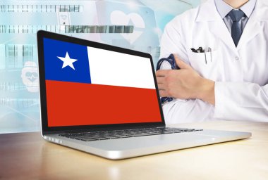 Şili teknik Tema sağlık sisteminde. Şili bayrağı bilgisayar ekranında. Hastanede stetoskop ile ayakta doktor. Cryptocurrency ve Blockchain kavramı.