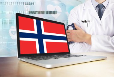 Norveç teknoloji tema sağlık sisteminde. Norveç bayrağı bilgisayar ekranında. Hastanede stetoskop ile ayakta doktor. Cryptocurrency ve Blockchain kavramı.