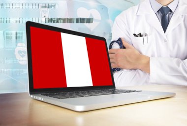 Teknoloji tema Peru sağlık sistemi. Peru bayrağı bilgisayar ekranında. Hastanede stetoskop ile ayakta doktor. Cryptocurrency ve Blockchain kavramı.