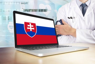 Slovakya teknoloji tema sağlık sisteminde. Slovak bayrak bilgisayar ekranında. Hastanede stetoskop ile ayakta doktor. Cryptocurrency ve Blockchain kavramı.