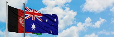 Afganistan ve Avustralya bayrağı birlikte beyaz bulutlu mavi gökyüzüne karşı rüzgarda sallayarak. Diplomasi kavramı, uluslararası ilişkiler.