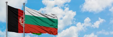 Afganistan ve Bulgaristan bayrağı birlikte beyaz bulutlu mavi gökyüzüne karşı rüzgarda sallayarak. Diplomasi kavramı, uluslararası ilişkiler.