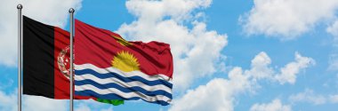 Afganistan ve Kiribati bayrağı birlikte beyaz bulutlu mavi gökyüzüne karşı rüzgarda sallayarak. Diplomasi kavramı, uluslararası ilişkiler.