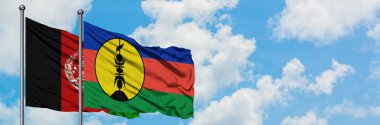Afganistan ve Yeni Kaledonya bayrağı birlikte beyaz bulutlu mavi gökyüzüne karşı rüzgarda sallayarak. Diplomasi kavramı, uluslararası ilişkiler.