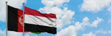 Afganistan ve Yemen bayrağı birlikte beyaz bulutlu mavi gökyüzüne karşı rüzgarsal sallayarak. Diplomasi kavramı, uluslararası ilişkiler.