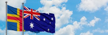 Aland Adaları ve Avustralya bayrağı birlikte beyaz bulutlu mavi gökyüzüne karşı rüzgarsal sallayarak. Diplomasi kavramı, uluslararası ilişkiler.
