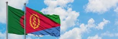 Cezayir ve Eritre bayrağı birlikte beyaz bulutlu mavi gökyüzüne karşı rüzgarda sallayarak. Diplomasi kavramı, uluslararası ilişkiler.