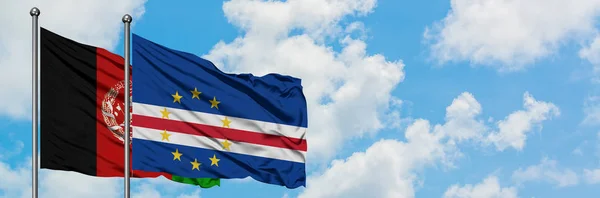 Bandera de Afganistán y Cabo Verde ondeando en el viento contra el cielo azul nublado blanco juntos. Concepto diplomático, relaciones internacionales . — Foto de Stock