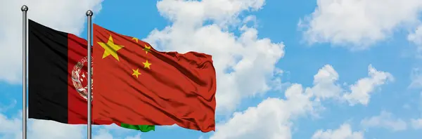 Афганистан и Китай вместе машут флагом на ветру против белого облачного голубого неба. Концепция дипломатии, международные отношения . — стоковое фото