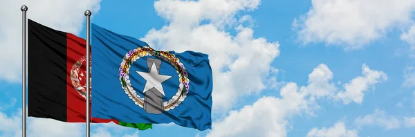 Флаг Афганистана и Северных Марианских островов, размахивающий ветром против белого облачно-синего неба вместе. Концепция дипломатии, международные отношения . — стоковое фото