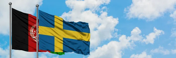 阿富汗和瑞典国旗在风中飘扬，白云蓝天相聚。外交概念、国际关系. — 图库照片
